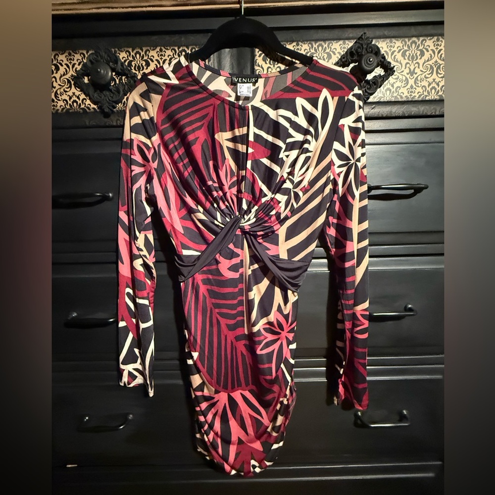 VENUS Bold Floral Patterned Tunic Top